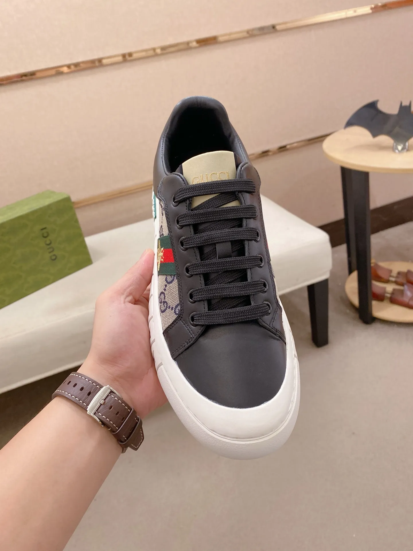 Factory price: 400💰 (GUCCI) The latest model from the official website 🎁🎁Casual and fashionable men's shoes👟, hot style💥The version is simple and elegant, exclusive for trendy men. Unique latest brand elements from the official website👑Original decoration, fashionable and generous, the fabric is original cowhide ✅Sheepskin lining, the official website specifies wear-resistant casual outsole, the classic model is taken in kind at the counter🎬38-44 (45 is not returned or exchanged when customized)